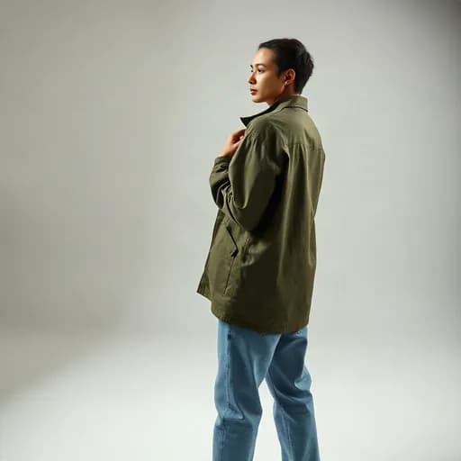 Baju dipakai model berdiri menyamping